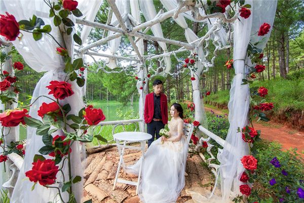 【命理】​剑锋金为什么宜晚婚 早婚冲动耽误事业(图1)